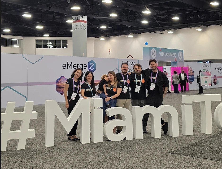José con el equipo de VLA Academy en eMerge Americas, Miami